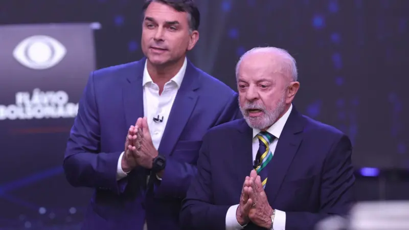 Lula e Flávio Bolsonaro durante debate presidencial transmitido pela Band